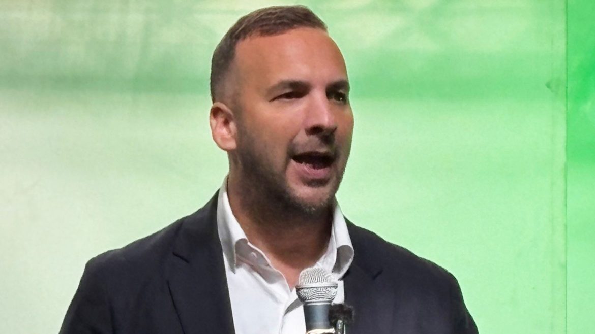 <a href='https://news.sky.com/story/politics-latest-burnham-labour-farage-badenoch-reform-macron-12593360?postid=12365501#liveblog-body'>Polanski signals intention to run for Starmer's old seat</a>