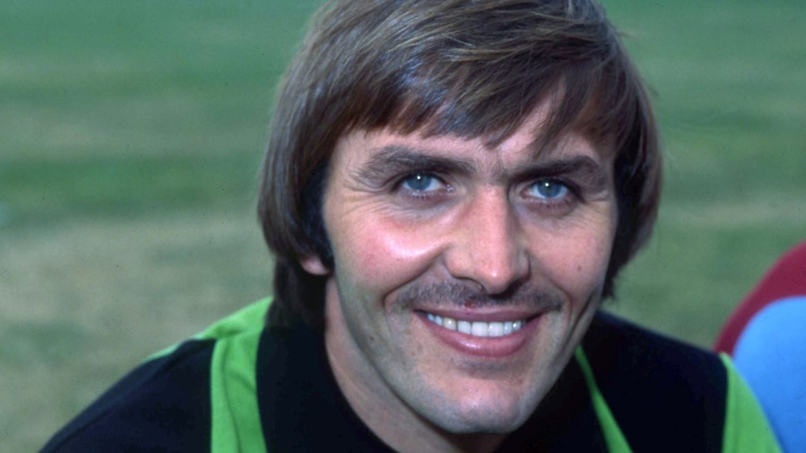 Former Aston Villa and Arsenal goalkeeper Jimmy Rimmer dies