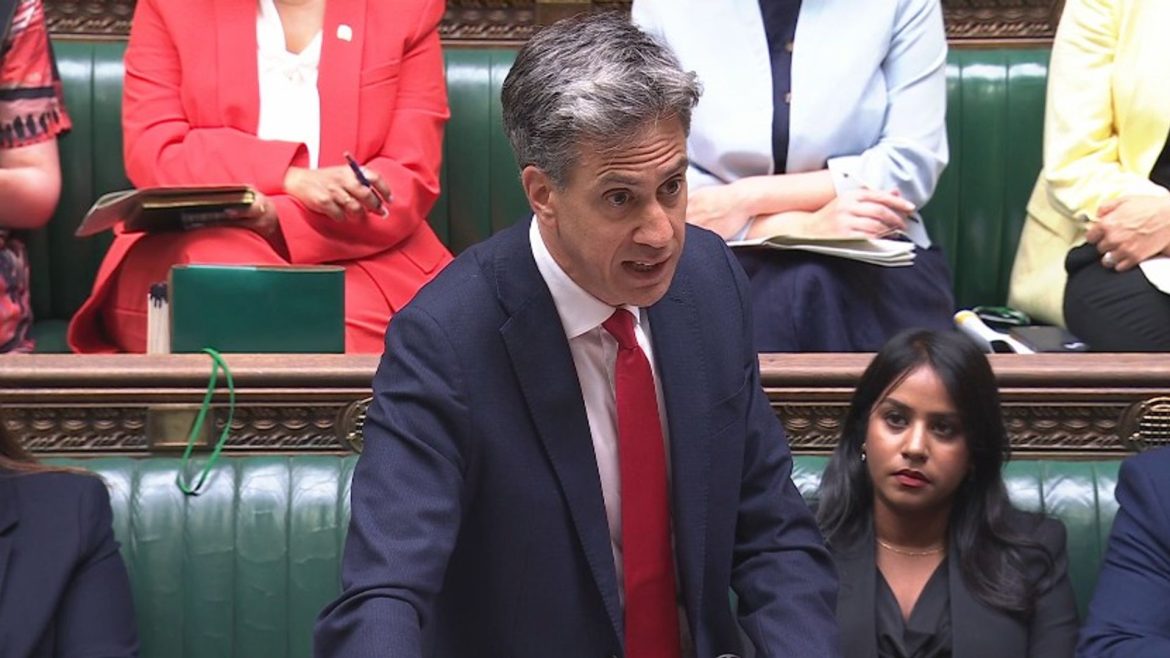 <a href='https://news.sky.com/story/politics-latest-burnham-labour-farage-badenoch-reform-macron-12593360?postid=12395036#liveblog-body'>UK to ban trade from illegal Israeli settlements</a>