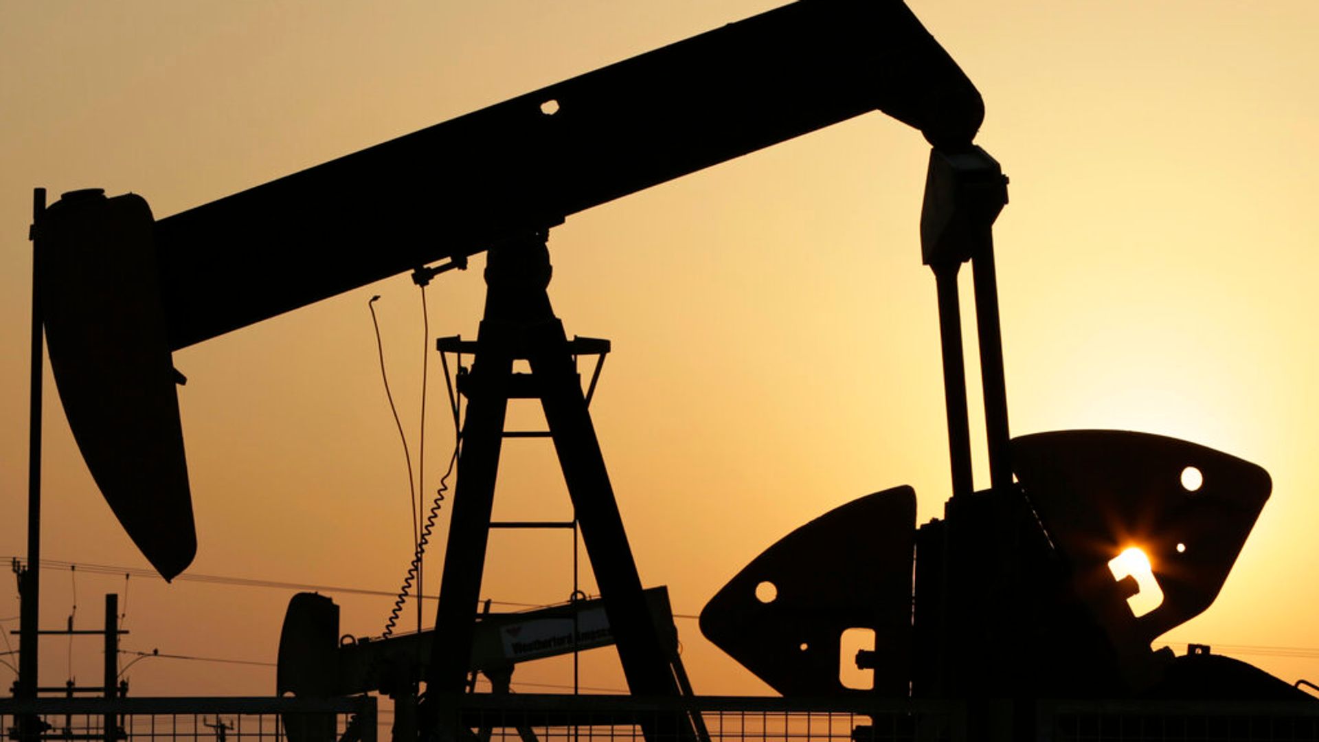 Oil back at 0 signals growing market war worries